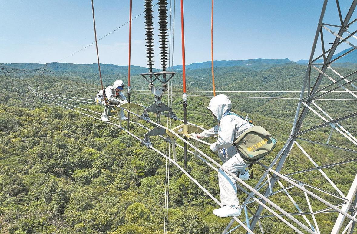 國網湖北超高壓公司30米高空 帶電消除鐵塔缺陷