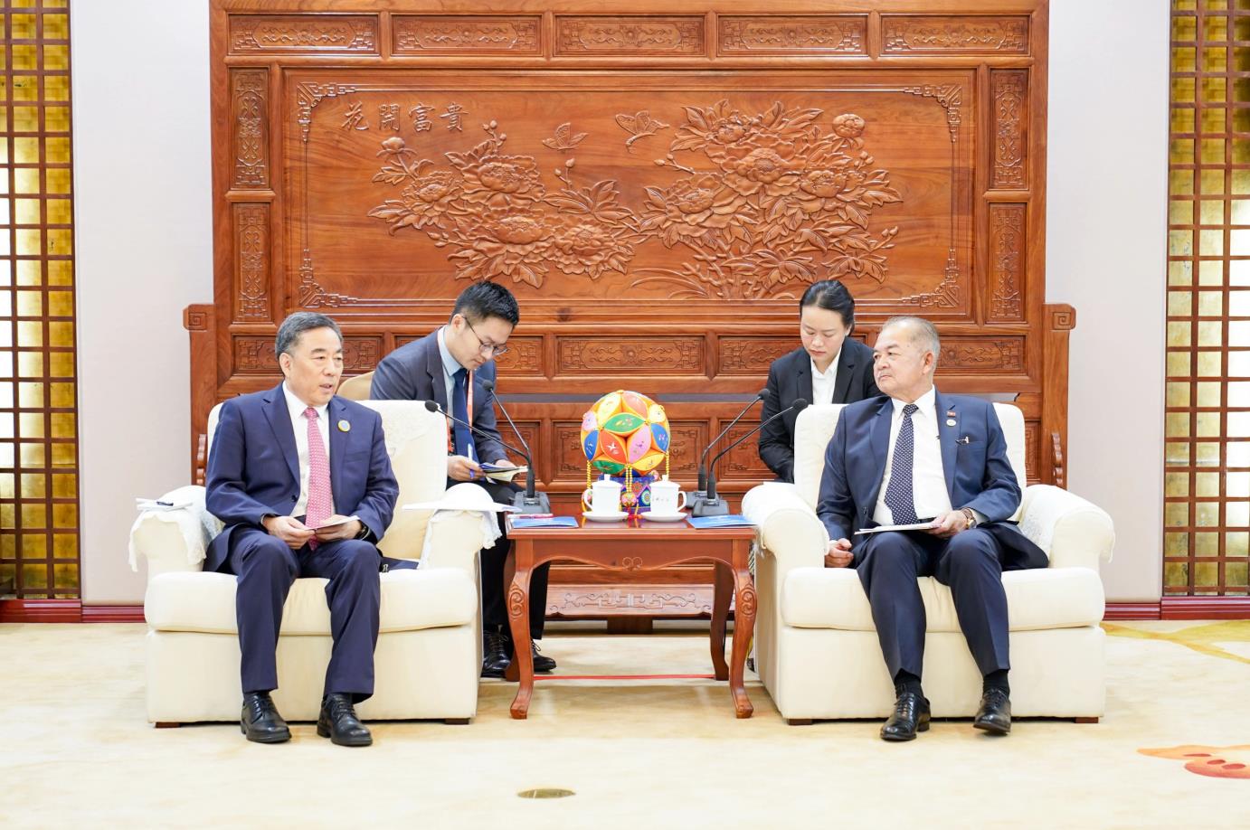 中國(guó)能建黨委書記、董事長(zhǎng)宋海良與老撾副總理