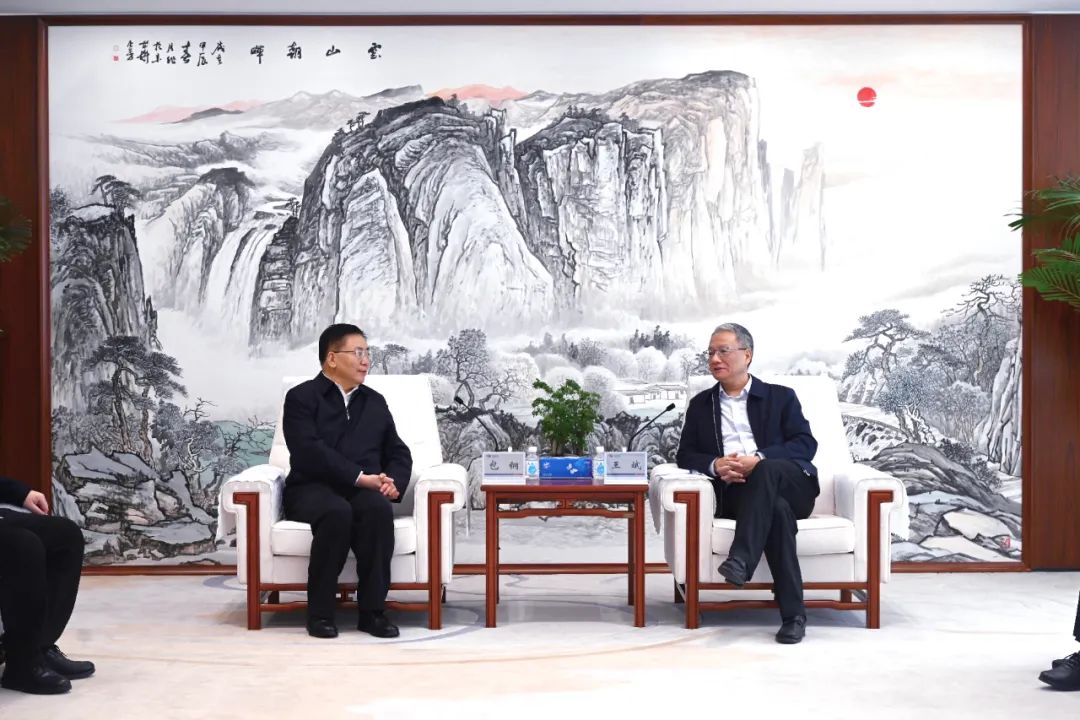 中國電建黨委副書記、總經(jīng)理王斌與內(nèi)蒙古自治區(qū)黨委常委、呼和浩特市委書記包鋼會談