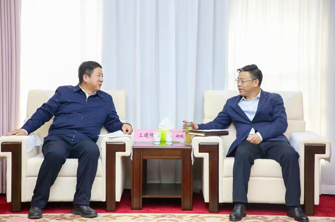 大唐甘肅公司黨委書記、董事長王建偉與甘肅能化集團黨委書記、董事長謝曉鋒會談