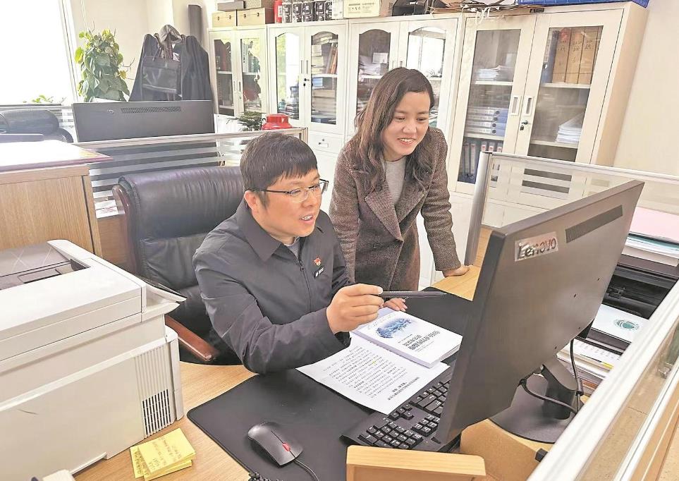 李洪偉：發(fā)揮專長援藏，助力智庫建設(shè)