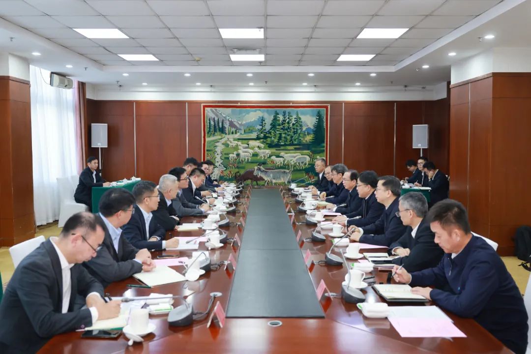 華電集團黨組書記、董事長江毅與上海電氣黨委書記、董事長吳磊舉行會談