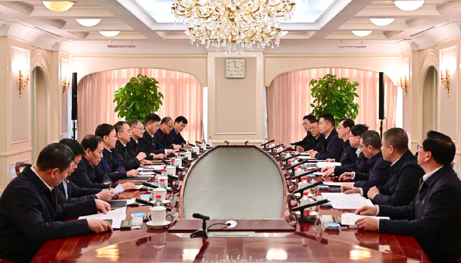 大唐集團(tuán)董事長(zhǎng)鄒磊、總經(jīng)理張傳江與中國(guó)安能董事長(zhǎng)陳奕輝、總經(jīng)理周慶豐會(huì)談