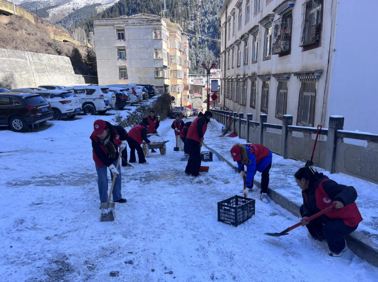 挺膺擔(dān)當(dāng)志愿服務(wù)，清冰除雪保障安全