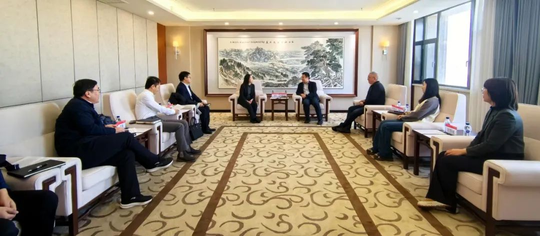 中國(guó)農(nóng)業(yè)銀行吉林省分行黨委委員、副行長(zhǎng)兼長(zhǎng)春分行黨委書記、行長(zhǎng)曹紅一行拜訪華電吉林公司
